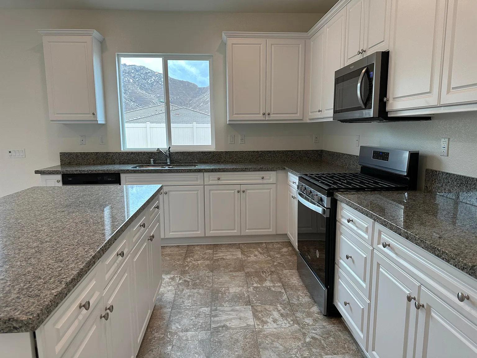 6 bed, 2537 sqft, $5,000 — Photo 3