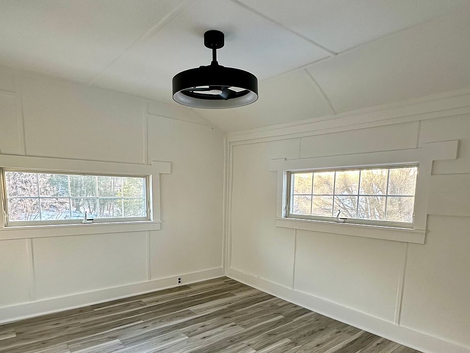 2nd bedroom (2nd floor)