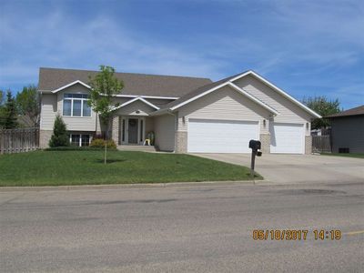917 16th Ave SE, Minot, ND, 58701