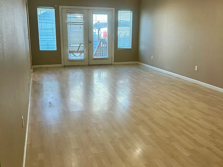 240 N Van Ness Ave — Photo 7
