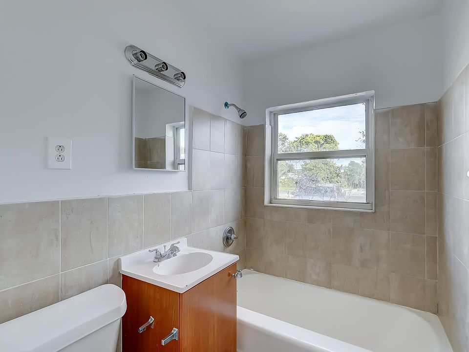 2nd image of 2647 Lincoln St #23