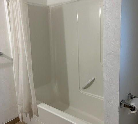Shower/tub