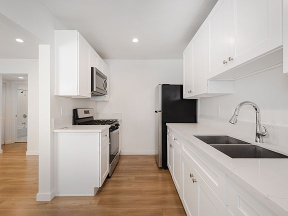 Kitchen with appliances (Stove/Oven, Microwave, Refrigerator)