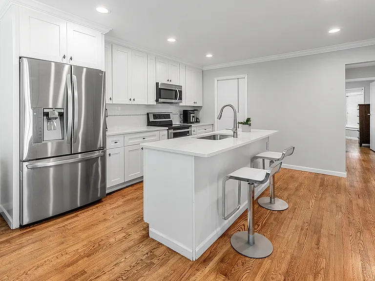 21 Eastway Dr — Photo 11