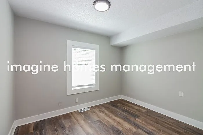 8516 Robinson St — Photo 6