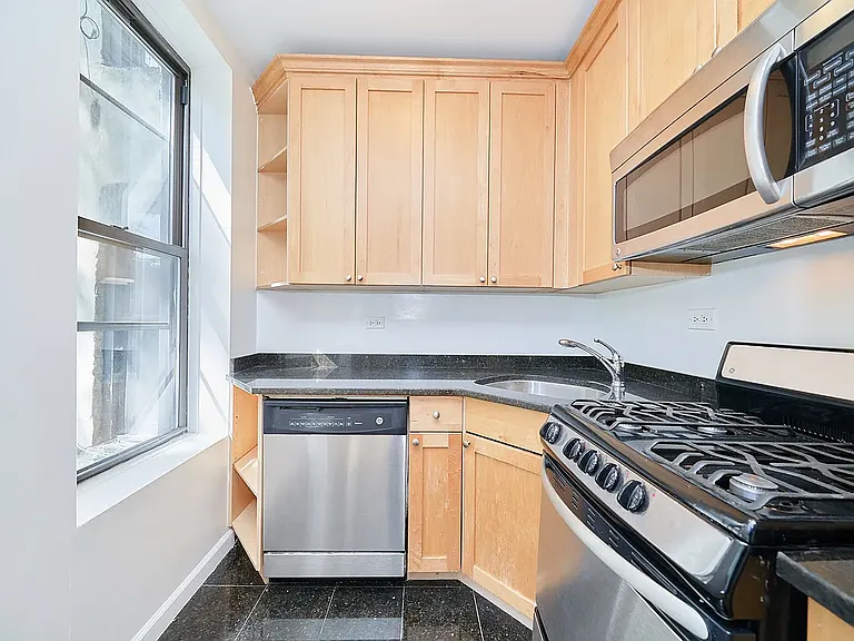 283 Mott St #4-R — Photo 1
