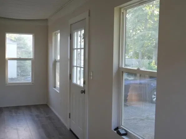 9 Vineland Ave, Rumford, RI 02916