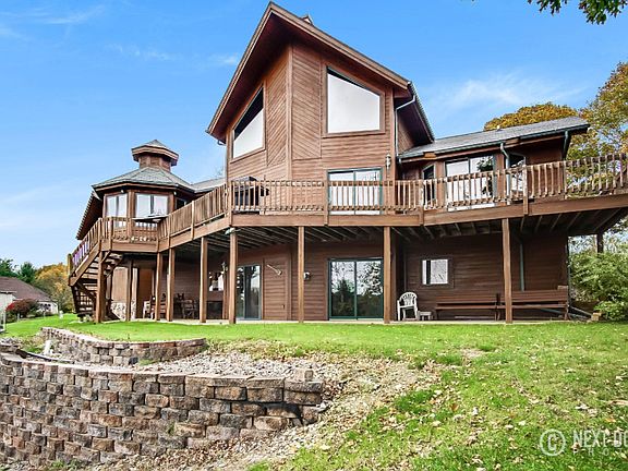 3rd image of 3691 N Lake Harbor Dr