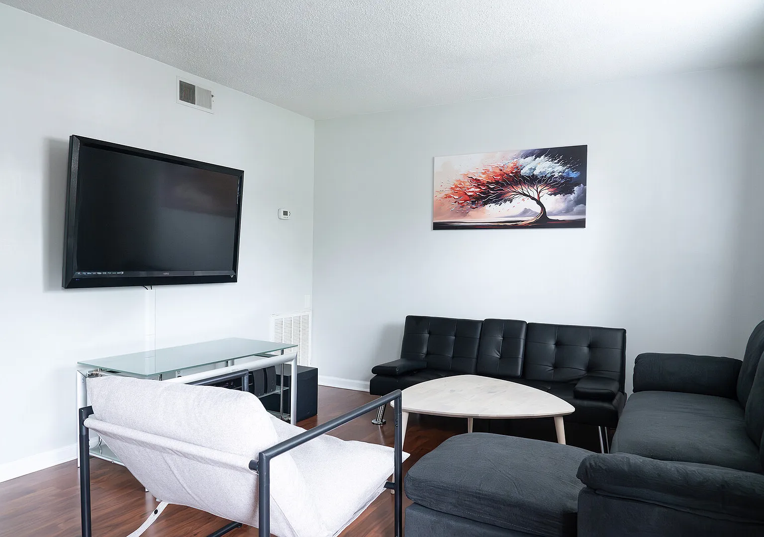 Beautiful furnished townhouse, all utilities included — Photo 2