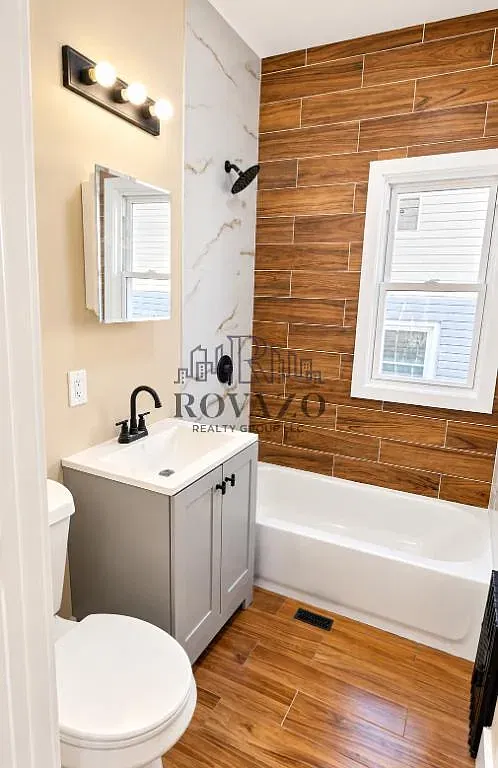 4 bed, 1.5 bath, 900 sqft, $2,600 — Photo 3