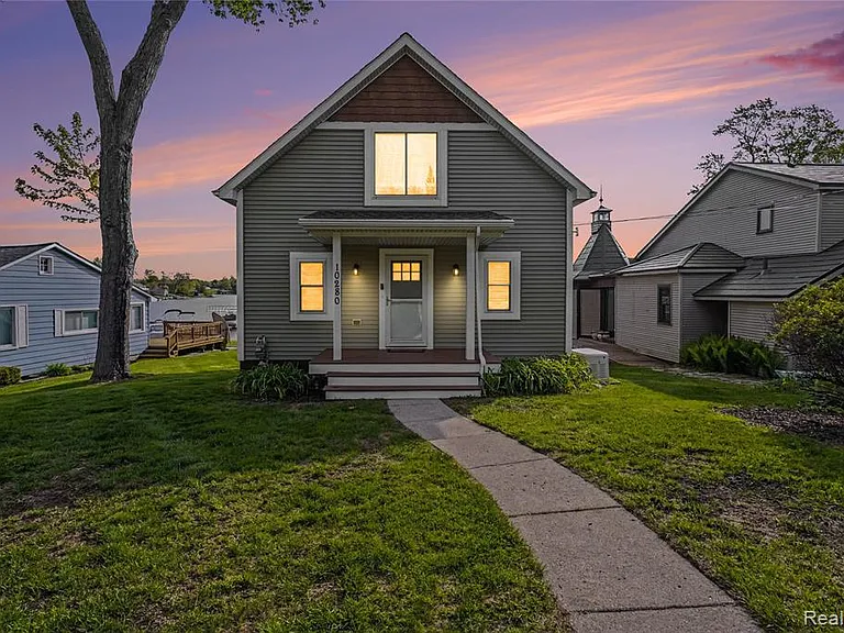10280 Lakeside Dr — Photo 2