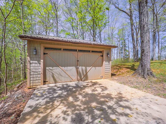 5th image of 450 White Oak Dr