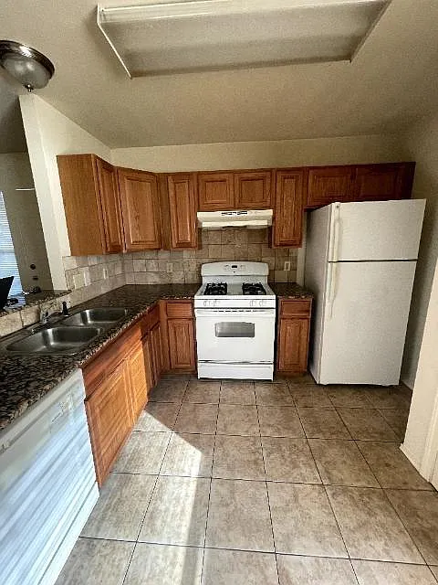 2 bed, 1.0 bath, 3072 sqft, $995 — Photo 4