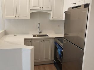 556 Spadina Cres #4, Toronto, ON M5S 2J9