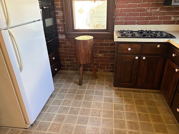 2nd image of 505 Altgeld St