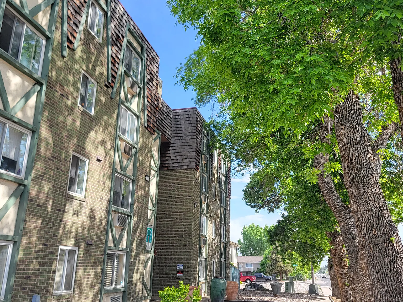 Loveland Apartments and Suites — Photo 4