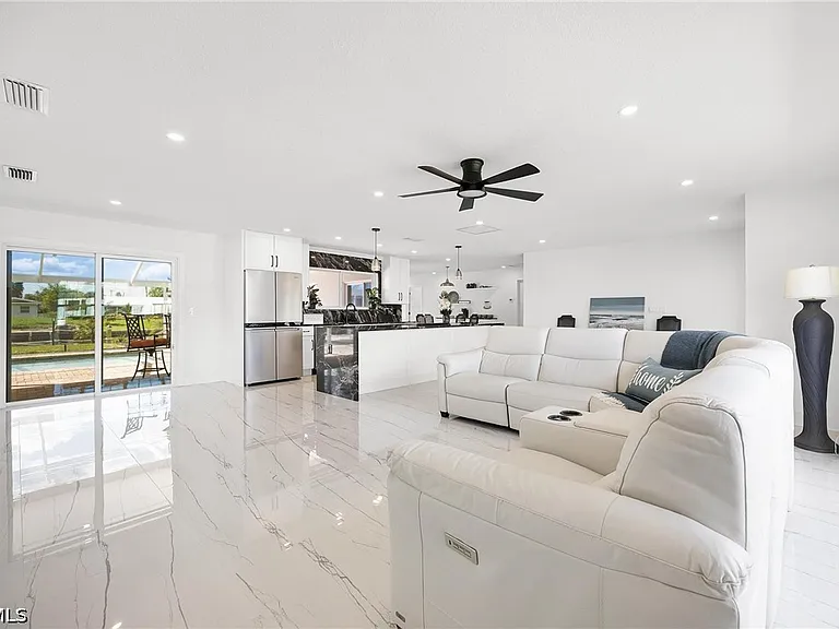 4930 Edith Esplanade Cpe — Photo 16