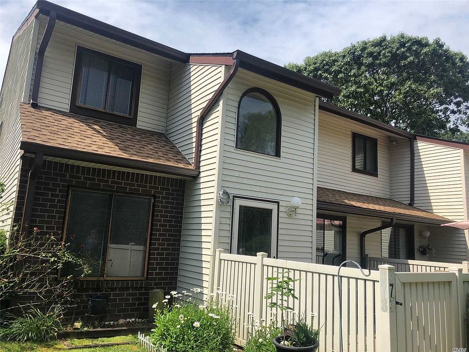 1st image of 373 Clubhouse Ct