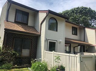 373 Clubhouse Ct, Coram, NY 11727