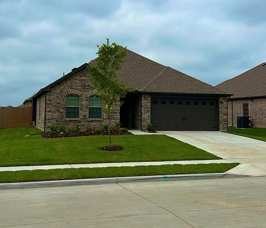 694 Navasota Dr — Photo 1