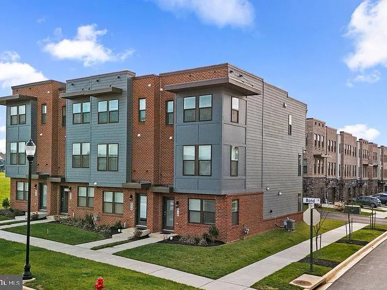 818 Bond St — Photo 2