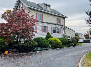 13 Smith St, Glen Cove, NY 11542