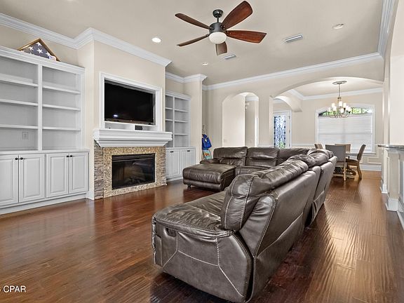 5th image of 611 Shady Oaks Ln