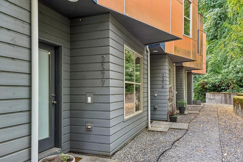 2377 Harbor Ave SW - 2 bedrooms — Photo 3