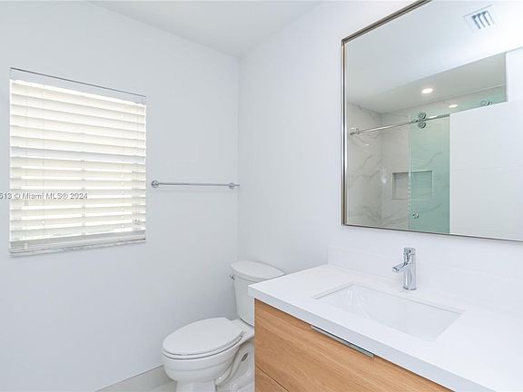 5th image of 812 Garnet Cir