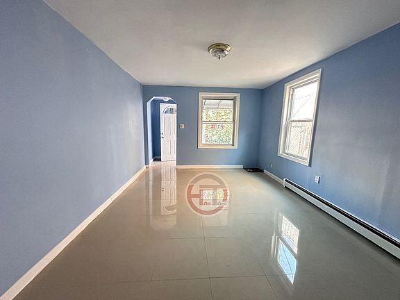 3rd image of 2913 Hering Ave #1FL