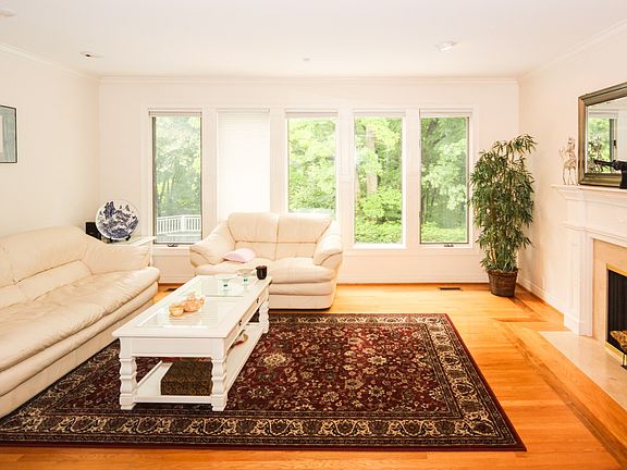 4th image of 8655 Bay Colony Dr