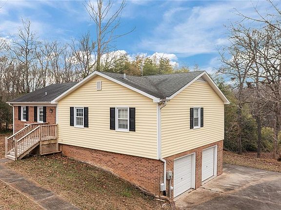 2nd image of 3221 Oakridge Dr