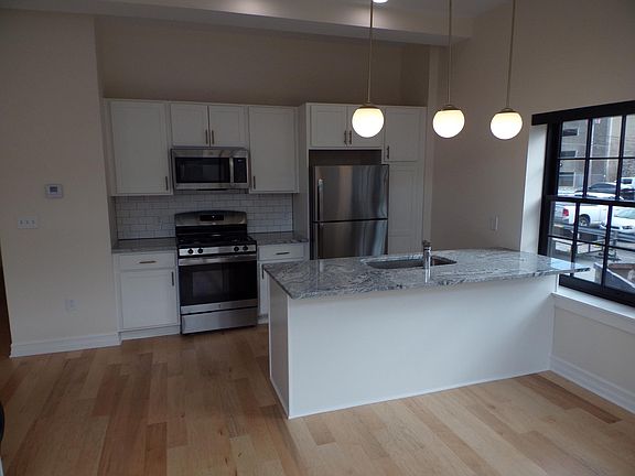 4th image of 471 Elmwood Ave #202