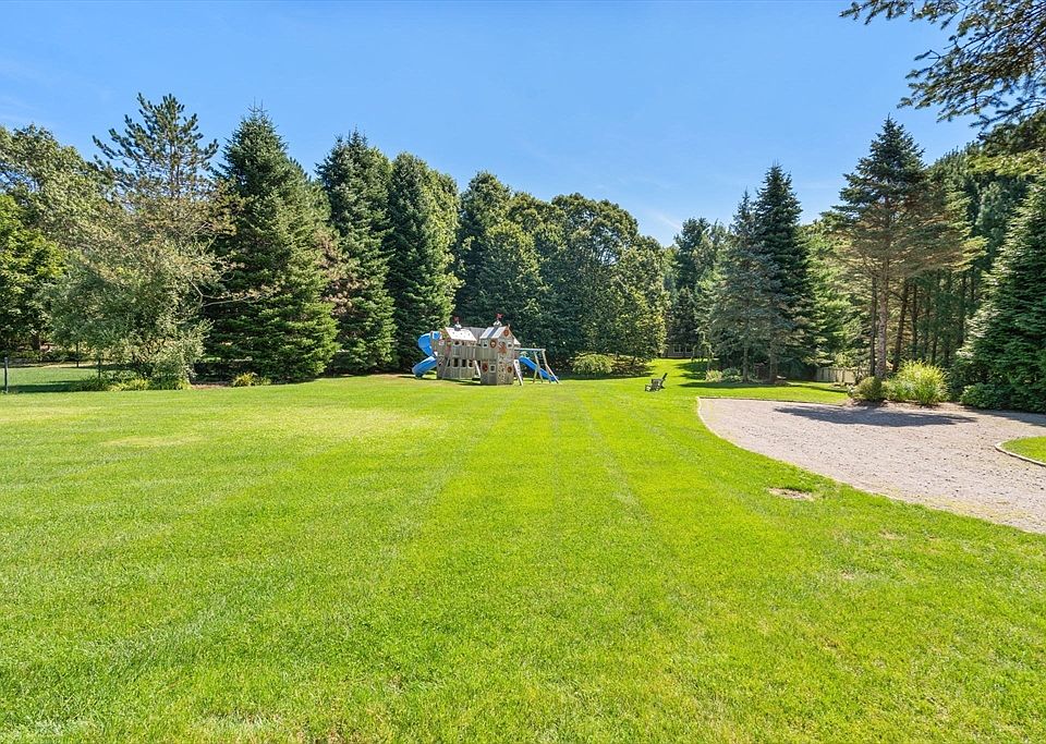 2nd image of 11 Stonegate Ln