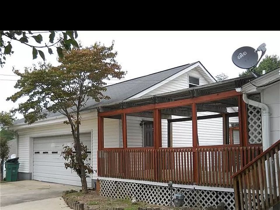 2nd image of 301 Railroad St
