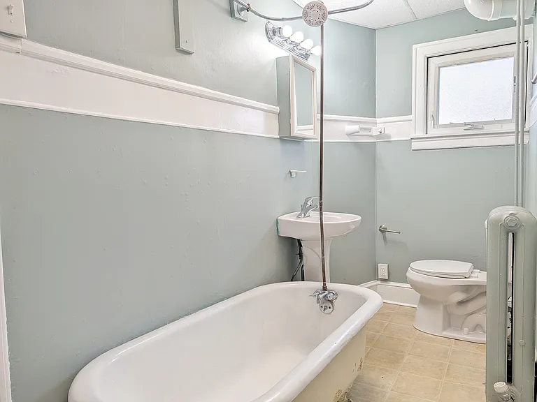 Full Bathroom with Tub/Shower