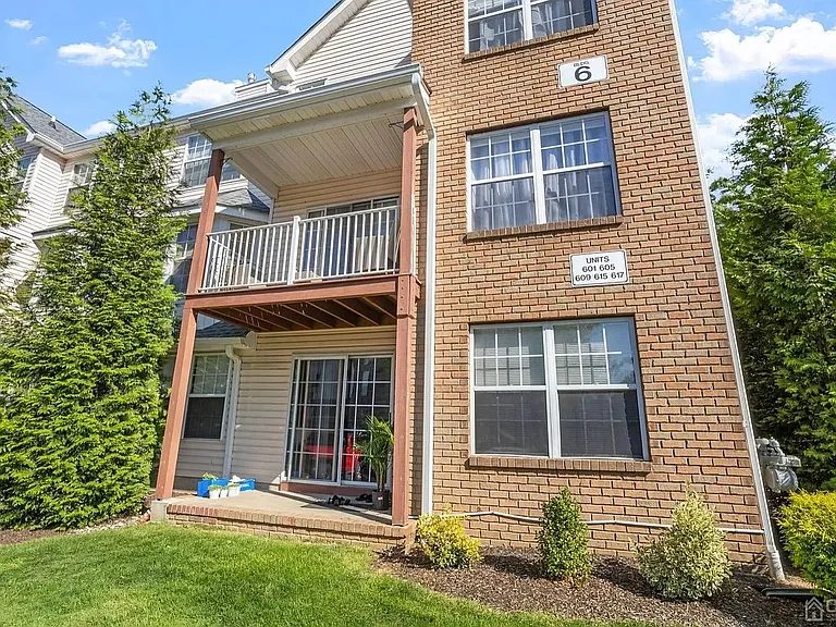 617 Hampshire Dr — Photo 11