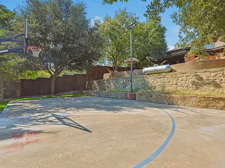 1088 Pondview Dr — Photo 10