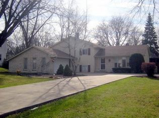 27W361 Oakwood St, Winfield, IL 60190