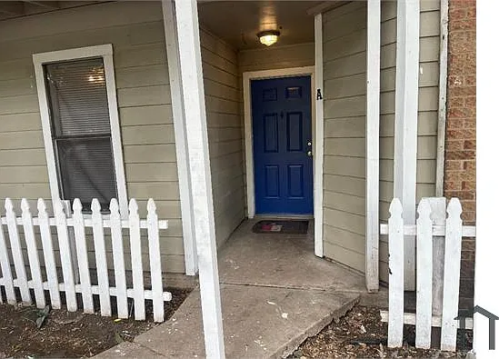 1902 W Loop #A — Photo 1