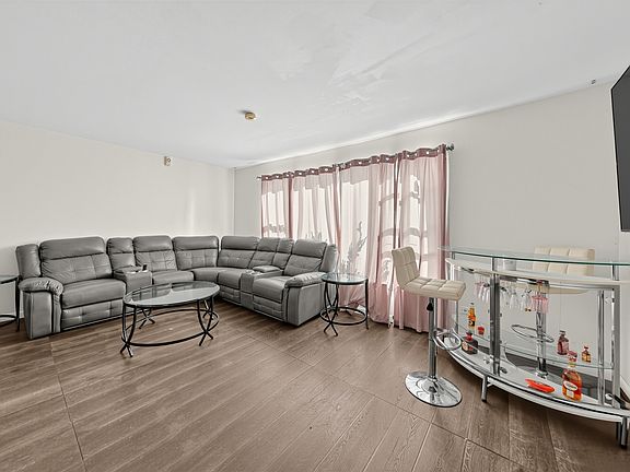 3rd image of 370 Prairie Ave