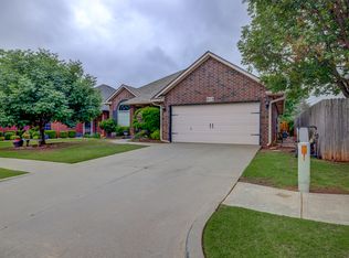 913 Elm Creek Dr, Moore, OK 73160