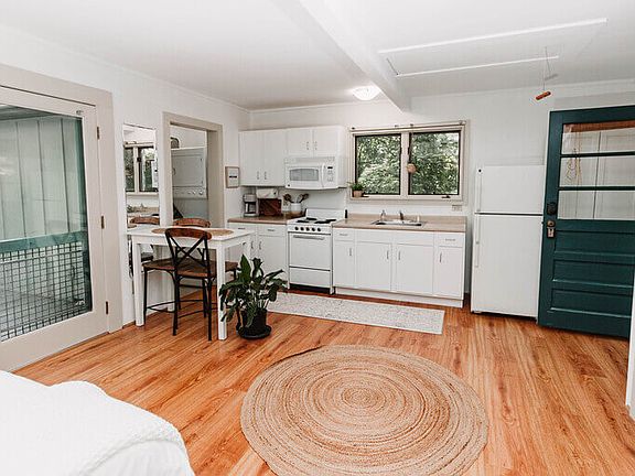 Enjoy kitchen with stove, oven, fridge, pantry, microwave