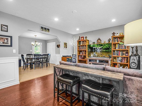 5th image of 228 Southfork Dr