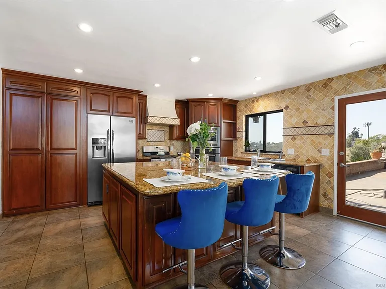 Palos Verdes Dr — Photo 8