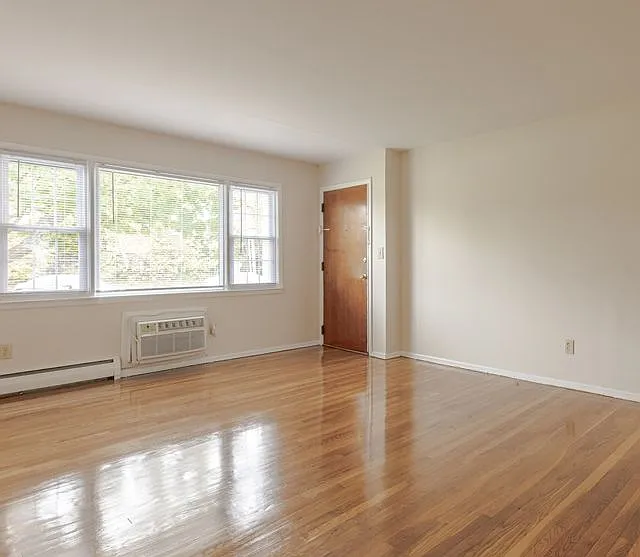 Emerald Apartments — Photo 12