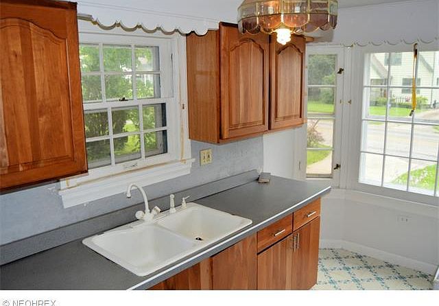2nd image of 39 Meadowbrook Ave