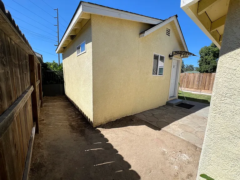 708 E Roseburg Ave #B — Photo 8