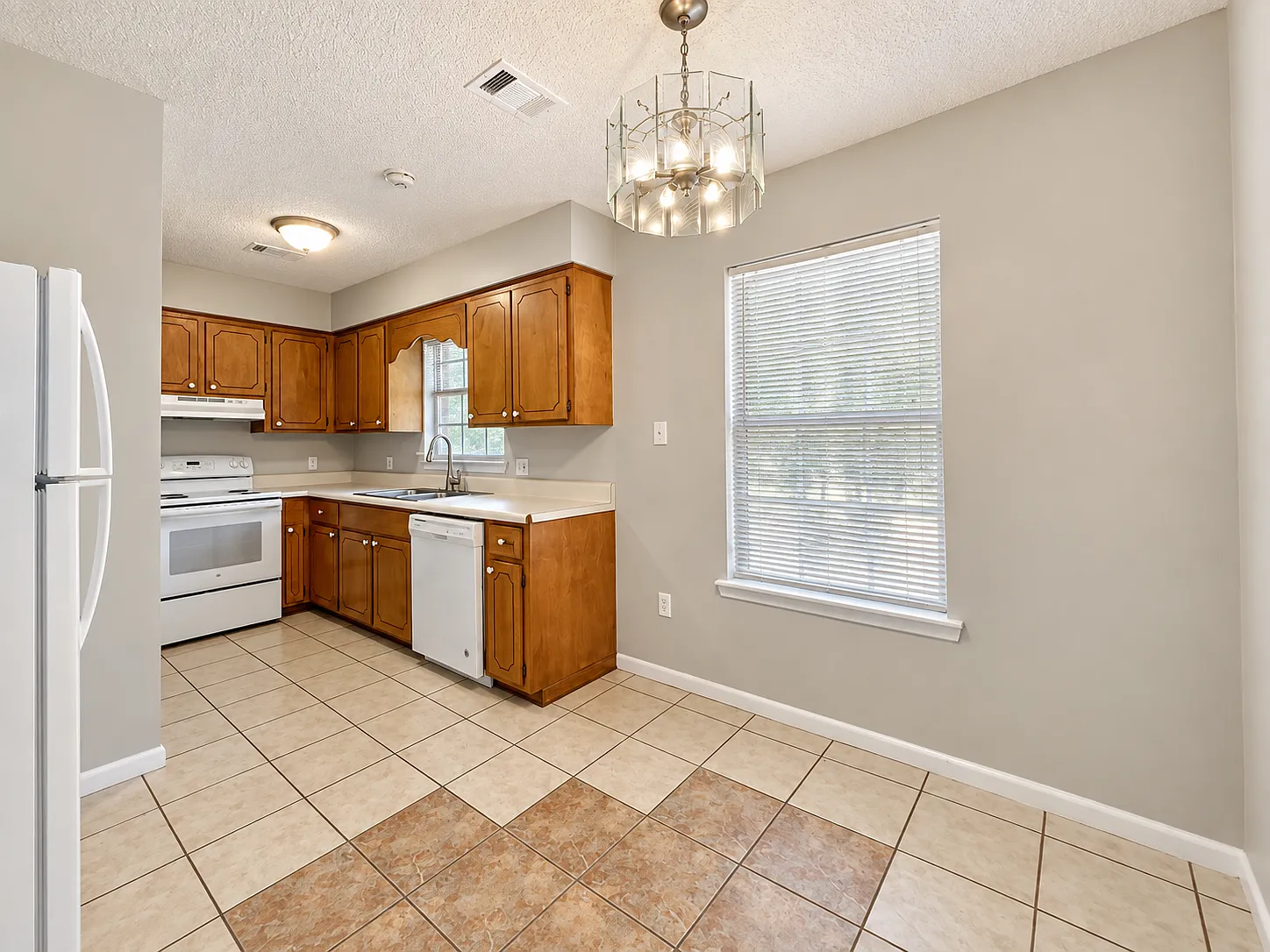 3 bed, 1200 sqft, $1,350 — Photo 4