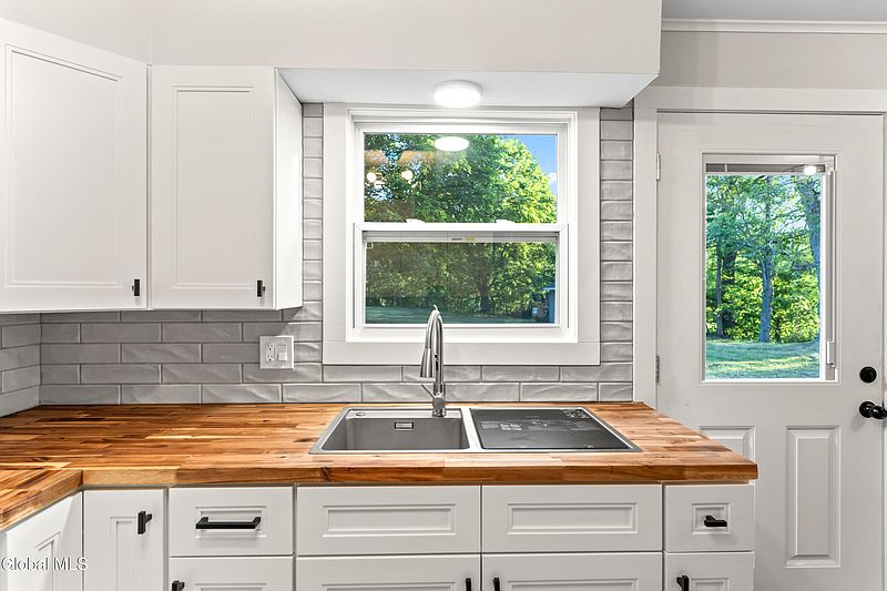 5th image of 184 Moyer Street